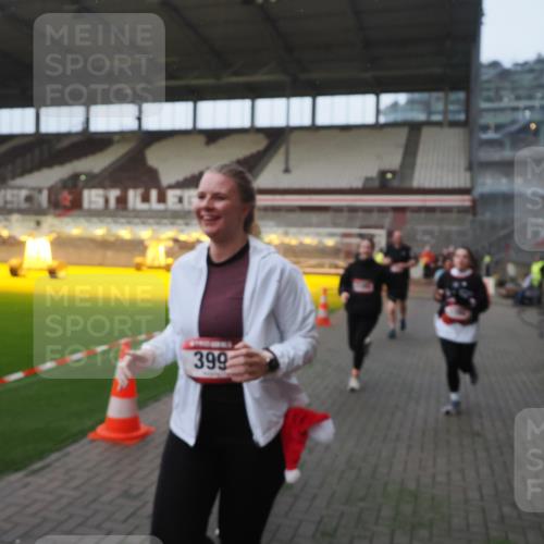 07.12.2025 - St. Pauli X-Mass-Run No. 15 Fabian Wolf http://msf.ph/oto/9370607 07.12.2025 10:03:46 Ziel 185, 213, 214, 358, 399, 940, 1023, 1263, 1264, 1307, 1394, 1425, 1506, 1888, 2002, 2366, 2380, 3334, 3734, 4660, 4667, 4679, 4680 meine-sportfotos.de