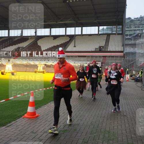 07.12.2025 - St. Pauli X-Mass-Run No. 15 Fabian Wolf http://msf.ph/oto/9370618 07.12.2025 10:03:57 Ziel 185, 399, 626, 628, 709, 1027, 1028, 1307, 1394, 1425, 1906, 2110, 2112, 2366, 3198, 3337, 3340, 3359, 3519, 3734, 4151 meine-sportfotos.de