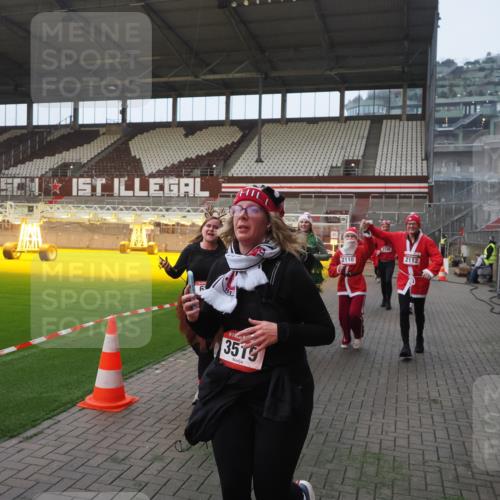 07.12.2025 - St. Pauli X-Mass-Run No. 15 Fabian Wolf http://msf.ph/oto/9370625 07.12.2025 10:03:59 Ziel 399, 626, 628, 709, 1027, 1028, 1307, 1394, 1425, 1906, 2110, 2112, 3198, 3337, 3340, 3359, 3519, 4151 meine-sportfotos.de