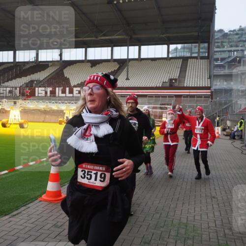 07.12.2025 - St. Pauli X-Mass-Run No. 15 Fabian Wolf http://msf.ph/oto/9370626 07.12.2025 10:03:59 Ziel 399, 626, 628, 709, 1027, 1028, 1307, 1394, 1425, 1906, 2110, 2112, 3198, 3337, 3340, 3359, 3519, 4151 meine-sportfotos.de