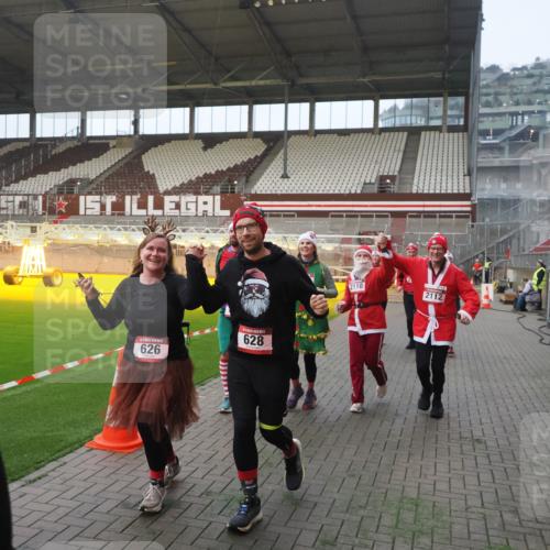 07.12.2025 - St. Pauli X-Mass-Run No. 15 Fabian Wolf http://msf.ph/oto/9370628 07.12.2025 10:03:59 Ziel 399, 626, 628, 709, 1027, 1028, 1307, 1394, 1425, 1906, 2110, 2112, 3198, 3337, 3340, 3359, 3519, 4151 meine-sportfotos.de