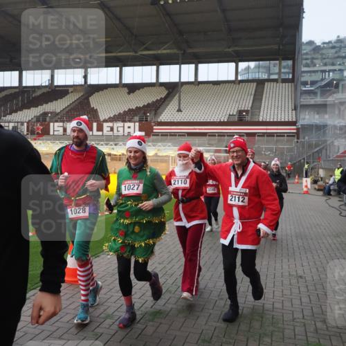 07.12.2025 - St. Pauli X-Mass-Run No. 15 Fabian Wolf http://msf.ph/oto/9370633 07.12.2025 10:04:00 Ziel 626, 628, 709, 1027, 1028, 1307, 1425, 1906, 2110, 2112, 3198, 3337, 3340, 3359, 3519, 4151 meine-sportfotos.de