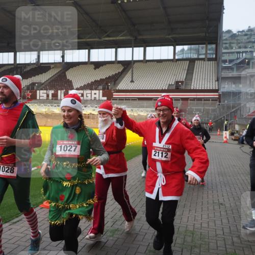 07.12.2025 - St. Pauli X-Mass-Run No. 15 Fabian Wolf http://msf.ph/oto/9370635 07.12.2025 10:04:01 Ziel 626, 628, 709, 1027, 1028, 1906, 2110, 2112, 3198, 3337, 3340, 3359, 3519, 4151 meine-sportfotos.de