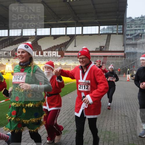 07.12.2025 - St. Pauli X-Mass-Run No. 15 Fabian Wolf http://msf.ph/oto/9370636 07.12.2025 10:04:01 Ziel 626, 628, 709, 1027, 1028, 1906, 2110, 2112, 3198, 3337, 3340, 3359, 3519, 4151 meine-sportfotos.de