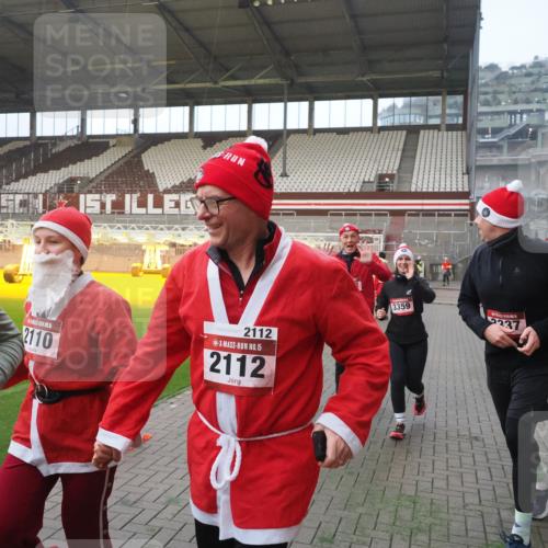 07.12.2025 - St. Pauli X-Mass-Run No. 15 Fabian Wolf http://msf.ph/oto/9370638 07.12.2025 10:04:01 Ziel 626, 628, 709, 1027, 1028, 1906, 2110, 2112, 3198, 3337, 3340, 3359, 3519, 4151 meine-sportfotos.de