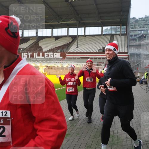 07.12.2025 - St. Pauli X-Mass-Run No. 15 Fabian Wolf http://msf.ph/oto/9370640 07.12.2025 10:04:02 Ziel 626, 628, 709, 1027, 1028, 1906, 2110, 2112, 3198, 3337, 3340, 3359, 3519, 4151 meine-sportfotos.de