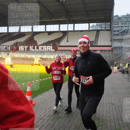 07.12.2025 - St. Pauli X-Mass-Run No. 15 Fabian Wolf http://msf.ph/oto/9370641 07.12.2025 10:04:02 Ziel 626, 628, 709, 1027, 1028, 1906, 2110, 2112, 3198, 3337, 3340, 3359, 3519, 4151 meine-sportfotos.de
