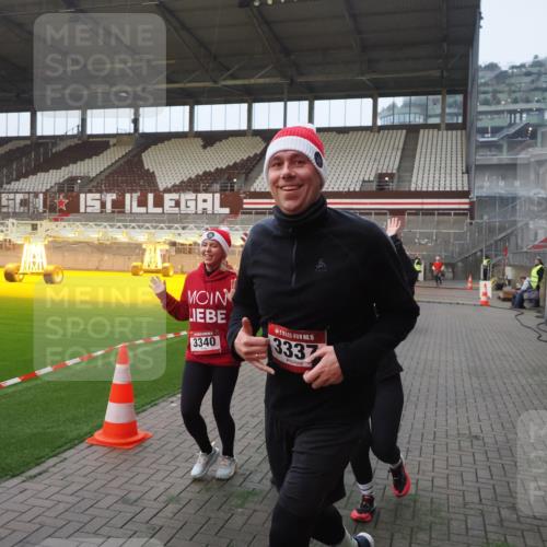 07.12.2025 - St. Pauli X-Mass-Run No. 15 Fabian Wolf http://msf.ph/oto/9370642 07.12.2025 10:04:02 Ziel 626, 628, 709, 1027, 1028, 1906, 2110, 2112, 3198, 3337, 3340, 3359, 3519, 4151 meine-sportfotos.de