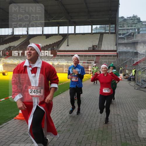 07.12.2025 - St. Pauli X-Mass-Run No. 15 Fabian Wolf http://msf.ph/oto/9370676 07.12.2025 10:04:19 Ziel 113, 1291, 1302, 1712, 1738, 2454, 3188, 4673 meine-sportfotos.de