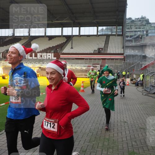 07.12.2025 - St. Pauli X-Mass-Run No. 15 Fabian Wolf http://msf.ph/oto/9370681 07.12.2025 10:04:20 Ziel 113, 1291, 1302, 1712, 1738, 2454, 3188, 4673 meine-sportfotos.de