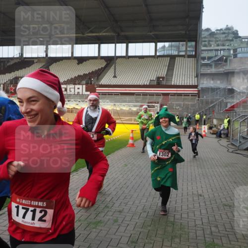07.12.2025 - St. Pauli X-Mass-Run No. 15 Fabian Wolf http://msf.ph/oto/9370682 07.12.2025 10:04:20 Ziel 113, 1291, 1302, 1712, 1738, 2454, 3188, 4673 meine-sportfotos.de