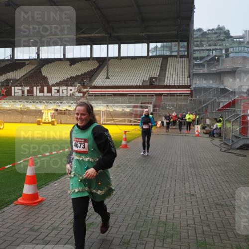 07.12.2025 - St. Pauli X-Mass-Run No. 15 Fabian Wolf http://msf.ph/oto/9370698 07.12.2025 10:04:28 Ziel 113, 1291, 1302, 1522, 1701, 1712, 1738, 1871, 2454, 3188, 3477, 3911, 4673 meine-sportfotos.de