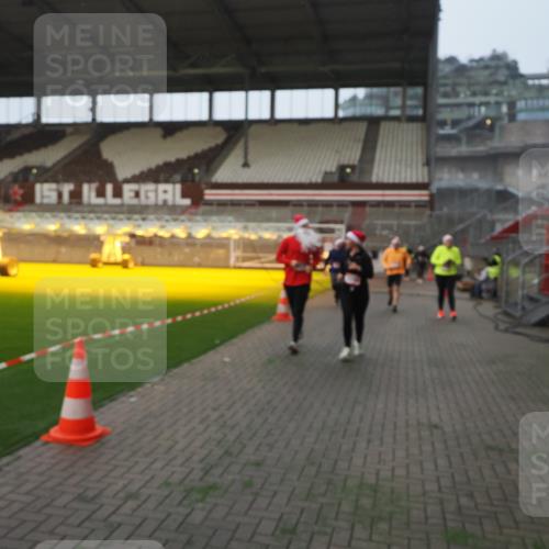 07.12.2025 - St. Pauli X-Mass-Run No. 15 Fabian Wolf http://msf.ph/oto/9370710 07.12.2025 10:04:36 Ziel 713, 1522, 1701, 1871, 2569, 2570, 3477, 3894, 3911, 4673 meine-sportfotos.de