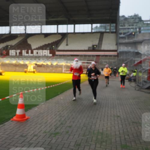 07.12.2025 - St. Pauli X-Mass-Run No. 15 Fabian Wolf http://msf.ph/oto/9370712 07.12.2025 10:04:36 Ziel 713, 1522, 1701, 1871, 2569, 2570, 3477, 3894, 3911, 4673 meine-sportfotos.de