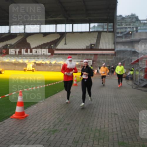 07.12.2025 - St. Pauli X-Mass-Run No. 15 Fabian Wolf http://msf.ph/oto/9370714 07.12.2025 10:04:37 Ziel 713, 1522, 1701, 1871, 2569, 2570, 3477, 3894, 3911, 4673 meine-sportfotos.de
