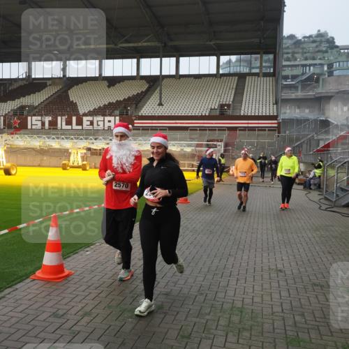 07.12.2025 - St. Pauli X-Mass-Run No. 15 Fabian Wolf http://msf.ph/oto/9370717 07.12.2025 10:04:38 Ziel 713, 1522, 1701, 1871, 2569, 2570, 3477, 3894, 3911, 4080, 4553, 4557, 4673 meine-sportfotos.de