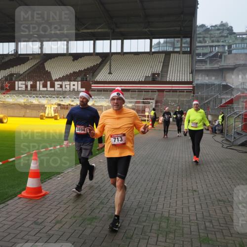 07.12.2025 - St. Pauli X-Mass-Run No. 15 Fabian Wolf http://msf.ph/oto/9370725 07.12.2025 10:04:40 Ziel 713, 1522, 1701, 1871, 2569, 2570, 3477, 3894, 3911, 4080, 4553, 4557 meine-sportfotos.de