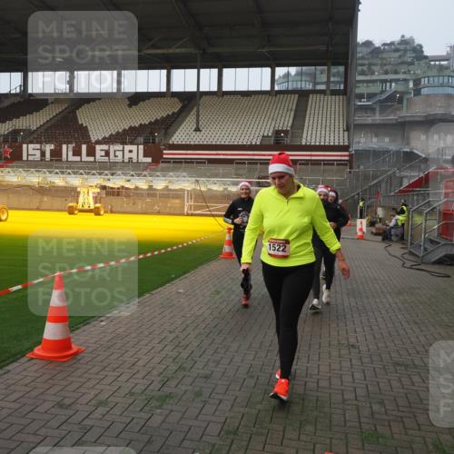 07.12.2025 - St. Pauli X-Mass-Run No. 15 Fabian Wolf http://msf.ph/oto/9370726 07.12.2025 10:04:44 Ziel 713, 1217, 1522, 1701, 2569, 2570, 3477, 3894, 3911, 4080, 4553, 4557 meine-sportfotos.de