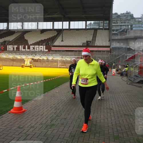 07.12.2025 - St. Pauli X-Mass-Run No. 15 Fabian Wolf http://msf.ph/oto/9370727 07.12.2025 10:04:44 Ziel 713, 1217, 1522, 1701, 2569, 2570, 3477, 3894, 3911, 4080, 4553, 4557 meine-sportfotos.de