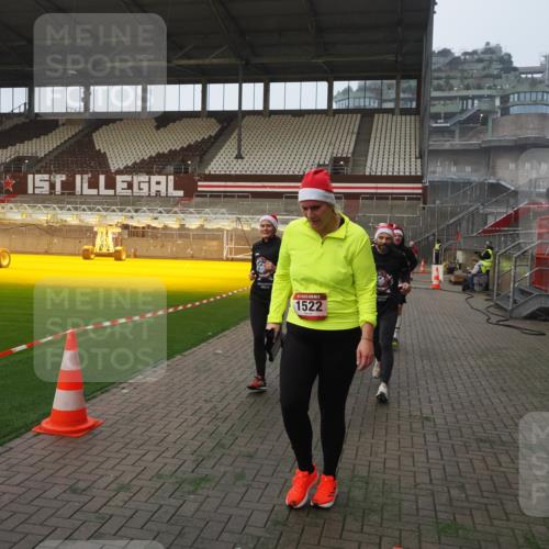 07.12.2025 - St. Pauli X-Mass-Run No. 15 Fabian Wolf http://msf.ph/oto/9370728 07.12.2025 10:04:44 Ziel 713, 1217, 1522, 1701, 2569, 2570, 3477, 3894, 3911, 4080, 4553, 4557 meine-sportfotos.de