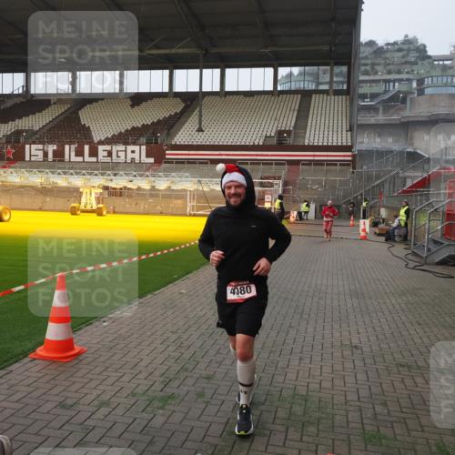 07.12.2025 - St. Pauli X-Mass-Run No. 15 Fabian Wolf http://msf.ph/oto/9370739 07.12.2025 10:04:46 Ziel 713, 1217, 1701, 2569, 2570, 3477, 3894, 3911, 4080, 4553, 4557 meine-sportfotos.de