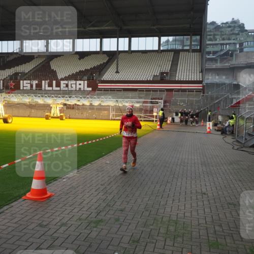 07.12.2025 - St. Pauli X-Mass-Run No. 15 Fabian Wolf http://msf.ph/oto/9370745 07.12.2025 10:04:51 Ziel 713, 1217, 3894, 4080, 4553, 4557 meine-sportfotos.de