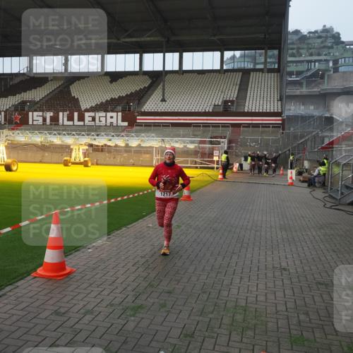 07.12.2025 - St. Pauli X-Mass-Run No. 15 Fabian Wolf http://msf.ph/oto/9370747 07.12.2025 10:04:51 Ziel 713, 1217, 3894, 4080, 4553, 4557 meine-sportfotos.de