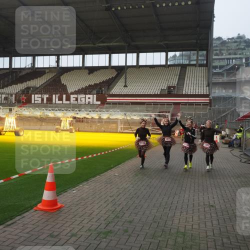 07.12.2025 - St. Pauli X-Mass-Run No. 15 Fabian Wolf http://msf.ph/oto/9370760 07.12.2025 10:04:58 Ziel 292, 1217, 1973, 1991, 2168, 2249, 2856, 2866, 4080, 4553, 4557 meine-sportfotos.de
