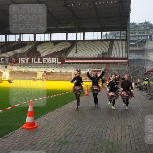 07.12.2025 - St. Pauli X-Mass-Run No. 15 Fabian Wolf http://msf.ph/oto/9370766 07.12.2025 10:04:59 Ziel 210, 292, 1217, 1973, 1991, 2168, 2249, 2856, 2866 meine-sportfotos.de