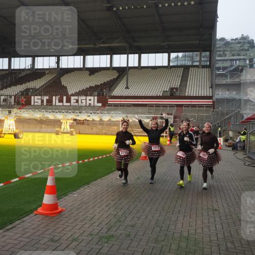 07.12.2025 - St. Pauli X-Mass-Run No. 15 Fabian Wolf http://msf.ph/oto/9370768 07.12.2025 10:04:59 Ziel 210, 292, 1217, 1973, 1991, 2168, 2249, 2856, 2866 meine-sportfotos.de