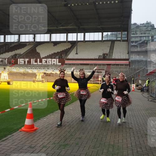 07.12.2025 - St. Pauli X-Mass-Run No. 15 Fabian Wolf http://msf.ph/oto/9370773 07.12.2025 10:05:00 Ziel 202, 210, 292, 699, 1217, 1973, 1991, 2168, 2249, 2856, 2866, 3311 meine-sportfotos.de