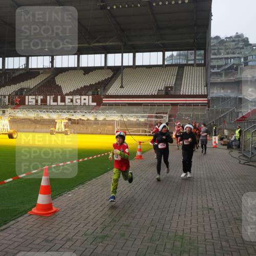 07.12.2025 - St. Pauli X-Mass-Run No. 15 Fabian Wolf http://msf.ph/oto/9370791 07.12.2025 10:05:03 Ziel 202, 210, 292, 699, 1217, 1973, 1991, 2168, 2249, 2856, 2866, 3307, 3311 meine-sportfotos.de