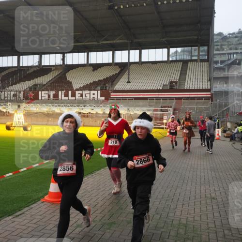 07.12.2025 - St. Pauli X-Mass-Run No. 15 Fabian Wolf http://msf.ph/oto/9370810 07.12.2025 10:05:05 Ziel 202, 210, 292, 699, 1973, 1991, 2168, 2249, 2856, 2866, 3307, 3311 meine-sportfotos.de