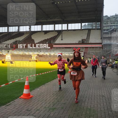 07.12.2025 - St. Pauli X-Mass-Run No. 15 Fabian Wolf http://msf.ph/oto/9370827 07.12.2025 10:05:07 Ziel 202, 210, 292, 699, 1973, 1991, 2168, 2249, 2856, 2866, 3307, 3311 meine-sportfotos.de