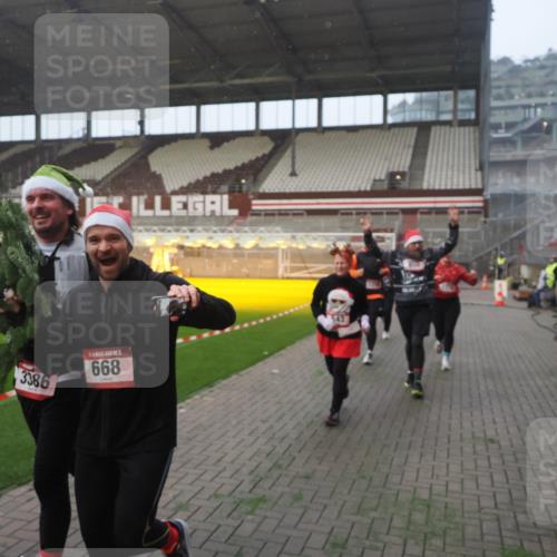 07.12.2025 - St. Pauli X-Mass-Run No. 15 Fabian Wolf http://msf.ph/oto/9370939 07.12.2025 10:05:25 Ziel 114, 543, 668, 950, 1121, 1316, 1374, 1481, 1661, 1761, 3186, 3386, 4036, 4556, 4558 meine-sportfotos.de