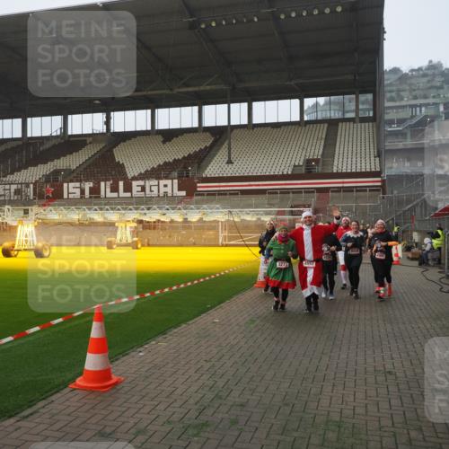 07.12.2025 - St. Pauli X-Mass-Run No. 15 Fabian Wolf http://msf.ph/oto/9370979 07.12.2025 10:05:38 Ziel 123, 363, 385, 512, 668, 945, 950, 1215, 1222, 1316, 1374, 3231, 4552, 4555, 4556, 4558, 4559, 4560 meine-sportfotos.de