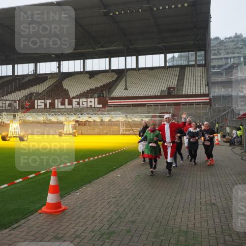 07.12.2025 - St. Pauli X-Mass-Run No. 15 Fabian Wolf http://msf.ph/oto/9370981 07.12.2025 10:05:39 Ziel 54, 123, 363, 385, 512, 945, 1215, 1222, 1316, 1374, 3231, 4552, 4555, 4556, 4558, 4559, 4560 meine-sportfotos.de