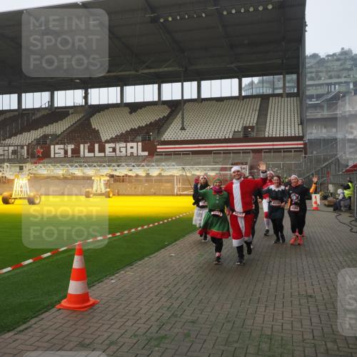 07.12.2025 - St. Pauli X-Mass-Run No. 15 Fabian Wolf http://msf.ph/oto/9370985 07.12.2025 10:05:39 Ziel 54, 123, 363, 385, 512, 945, 1215, 1222, 1316, 1374, 3231, 4552, 4555, 4556, 4558, 4559, 4560 meine-sportfotos.de
