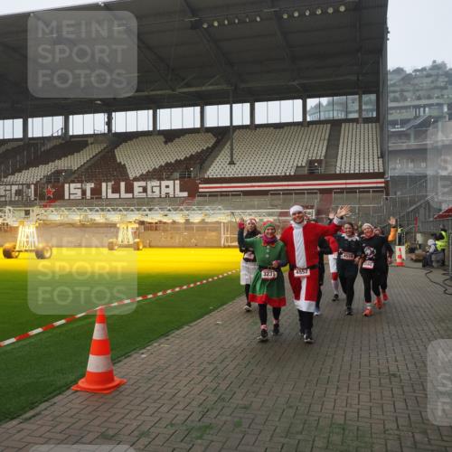 07.12.2025 - St. Pauli X-Mass-Run No. 15 Fabian Wolf http://msf.ph/oto/9370987 07.12.2025 10:05:39 Ziel 54, 123, 363, 385, 512, 945, 1215, 1222, 1316, 1374, 3231, 4552, 4555, 4556, 4558, 4559, 4560 meine-sportfotos.de