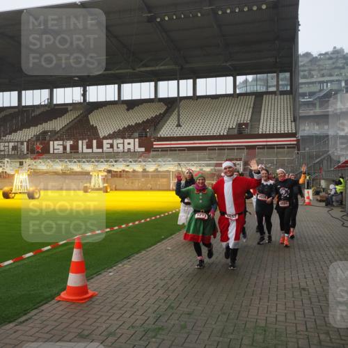 07.12.2025 - St. Pauli X-Mass-Run No. 15 Fabian Wolf http://msf.ph/oto/9370989 07.12.2025 10:05:39 Ziel 54, 123, 363, 385, 512, 945, 1215, 1222, 1316, 1374, 3231, 4552, 4555, 4556, 4558, 4559, 4560 meine-sportfotos.de