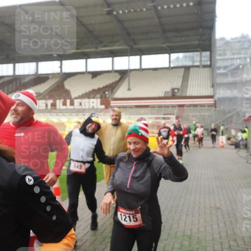07.12.2025 - St. Pauli X-Mass-Run No. 15 Fabian Wolf http://msf.ph/oto/9371030 07.12.2025 10:05:43 Ziel 2, 3, 54, 123, 363, 385, 512, 945, 1215, 1222, 1789, 1791, 3231, 4194, 4195, 4552, 4555, 4559, 4560 meine-sportfotos.de