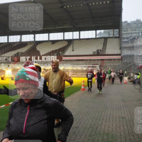 07.12.2025 - St. Pauli X-Mass-Run No. 15 Fabian Wolf http://msf.ph/oto/9371034 07.12.2025 10:05:43 Ziel 2, 3, 54, 123, 363, 385, 512, 945, 1215, 1222, 1789, 1791, 3231, 4194, 4195, 4552, 4555, 4559, 4560 meine-sportfotos.de