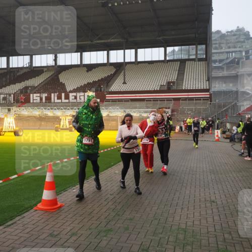 07.12.2025 - St. Pauli X-Mass-Run No. 15 Fabian Wolf http://msf.ph/oto/9371066 07.12.2025 10:05:51 Ziel 2, 3, 54, 123, 363, 385, 512, 676, 945, 1215, 1222, 1789, 1791, 3231, 3877, 4194, 4195, 4552, 4555, 4559, 4560 meine-sportfotos.de