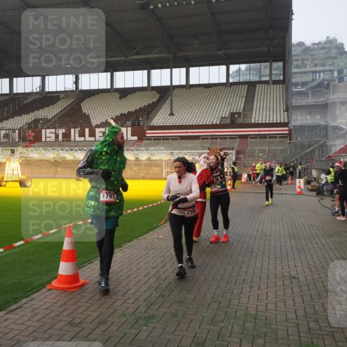 07.12.2025 - St. Pauli X-Mass-Run No. 15 Fabian Wolf http://msf.ph/oto/9371070 07.12.2025 10:05:52 Ziel 2, 3, 54, 123, 363, 385, 512, 676, 945, 1215, 1222, 1789, 1791, 2756, 3877, 4194, 4195, 4559, 4560 meine-sportfotos.de