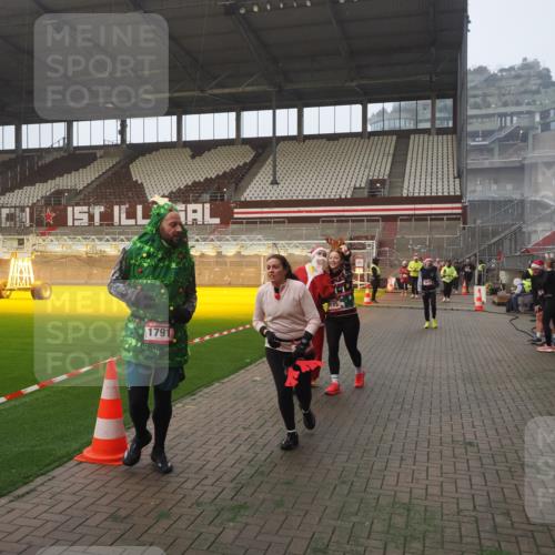 07.12.2025 - St. Pauli X-Mass-Run No. 15 Fabian Wolf http://msf.ph/oto/9371073 07.12.2025 10:05:52 Ziel 2, 3, 54, 123, 363, 385, 512, 676, 945, 1215, 1222, 1789, 1791, 2756, 3877, 4194, 4195, 4559, 4560 meine-sportfotos.de