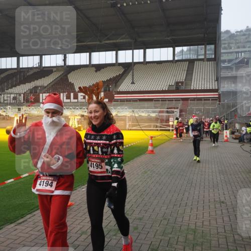 07.12.2025 - St. Pauli X-Mass-Run No. 15 Fabian Wolf http://msf.ph/oto/9371095 07.12.2025 10:05:55 Ziel 2, 3, 54, 363, 424, 512, 676, 805, 834, 1789, 1791, 2756, 2757, 3812, 3814, 3857, 3859, 3877, 4194, 4195, 4235, 4236, 4237 meine-sportfotos.de
