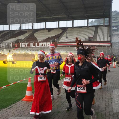 07.12.2025 - St. Pauli X-Mass-Run No. 15 Fabian Wolf http://msf.ph/oto/9371110 07.12.2025 10:06:04 Ziel 148, 180, 424, 468, 676, 805, 834, 967, 969, 1788, 2756, 2757, 2894, 2968, 3093, 3172, 3196, 3812, 3814, 3857, 3859, 3877, 4235, 4236, 4237, 4246, 4251 meine-sportfotos.de