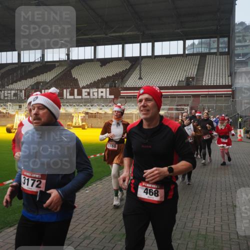 07.12.2025 - St. Pauli X-Mass-Run No. 15 Fabian Wolf http://msf.ph/oto/9371131 07.12.2025 10:06:06 Ziel 127, 148, 180, 424, 468, 676, 805, 834, 967, 969, 1788, 2756, 2757, 2894, 2968, 3093, 3172, 3196, 3812, 3814, 3857, 3859, 3877, 4235, 4236, 4237, 4246, 4251, 4670, 4676 meine-sportfotos.de