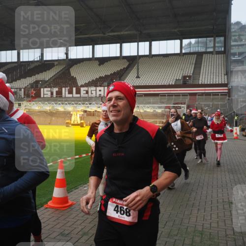 07.12.2025 - St. Pauli X-Mass-Run No. 15 Fabian Wolf http://msf.ph/oto/9371133 07.12.2025 10:06:06 Ziel 127, 148, 180, 424, 468, 676, 805, 834, 967, 969, 1788, 2756, 2757, 2894, 2968, 3093, 3172, 3196, 3812, 3814, 3857, 3859, 3877, 4235, 4236, 4237, 4246, 4251, 4670, 4676 meine-sportfotos.de