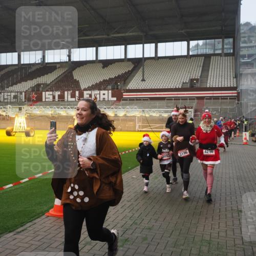 07.12.2025 - St. Pauli X-Mass-Run No. 15 Fabian Wolf http://msf.ph/oto/9371149 07.12.2025 10:06:08 Ziel 127, 148, 180, 424, 468, 676, 805, 834, 893, 967, 969, 1119, 1788, 1937, 2756, 2757, 2894, 2968, 3093, 3172, 3196, 3812, 3814, 3857, 3859, 4235, 4236, 4237, 4246, 4251, 4665, 4670, 4676 meine-sportfotos.de